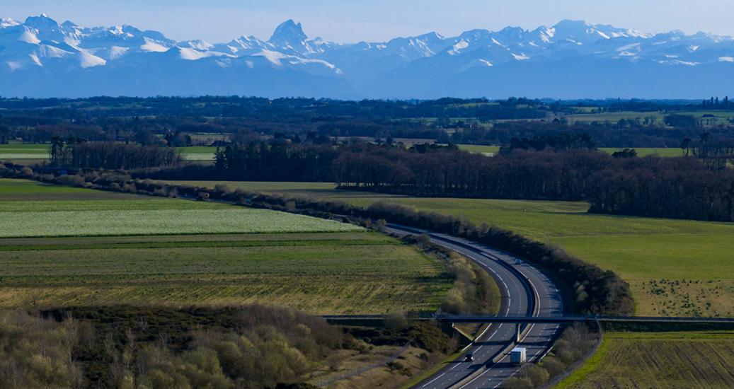 Vue de l'autoroute A65 et de la chaîne des Pyrénées