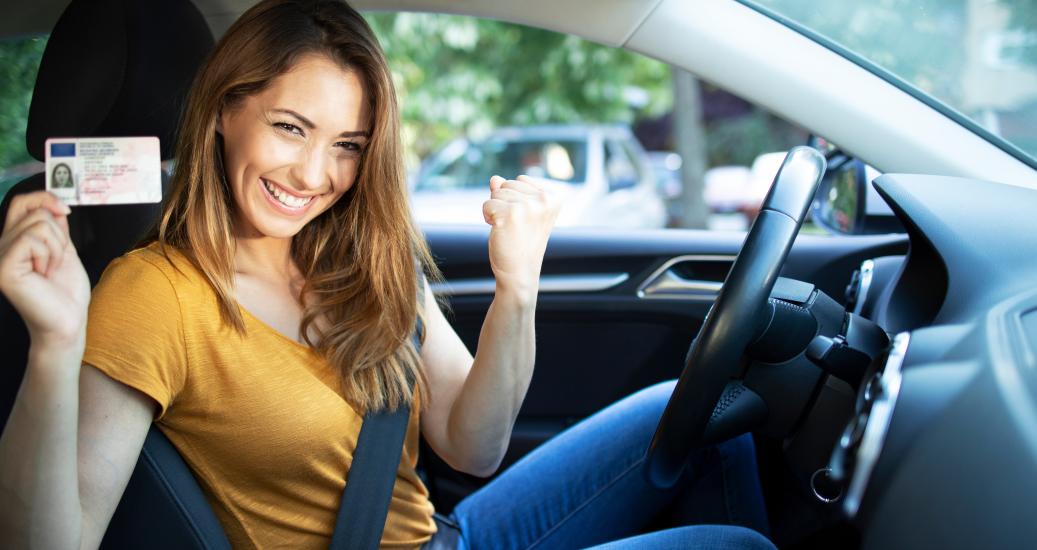 Jeune conductrice avec permis