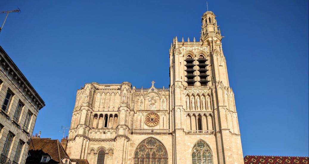 A Sens dans l'Yonne se trouve la première cathédrale gothique du monde