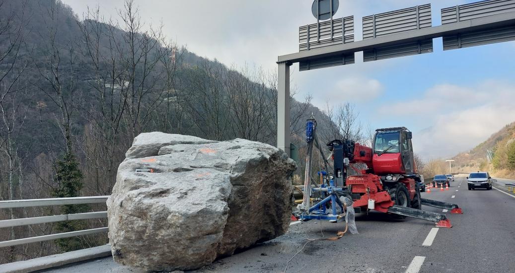 Forage bloc rocheux à miner sur encorbellement RN