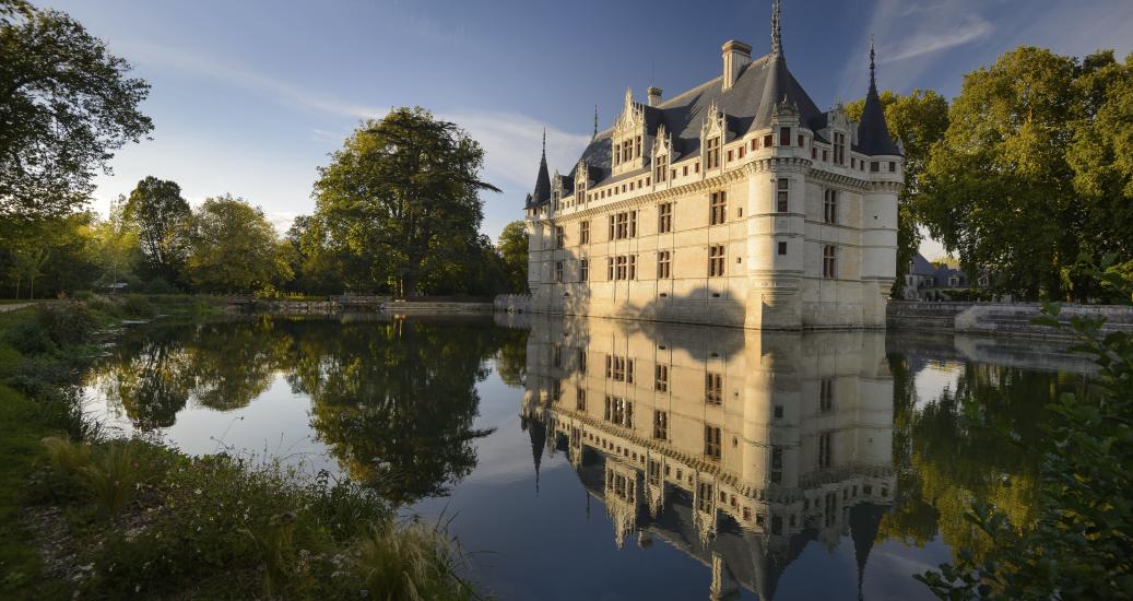 Château d'Azay-le-Rideau, façades est et sud à la tombée du jour © Léonard de Serres - CMN