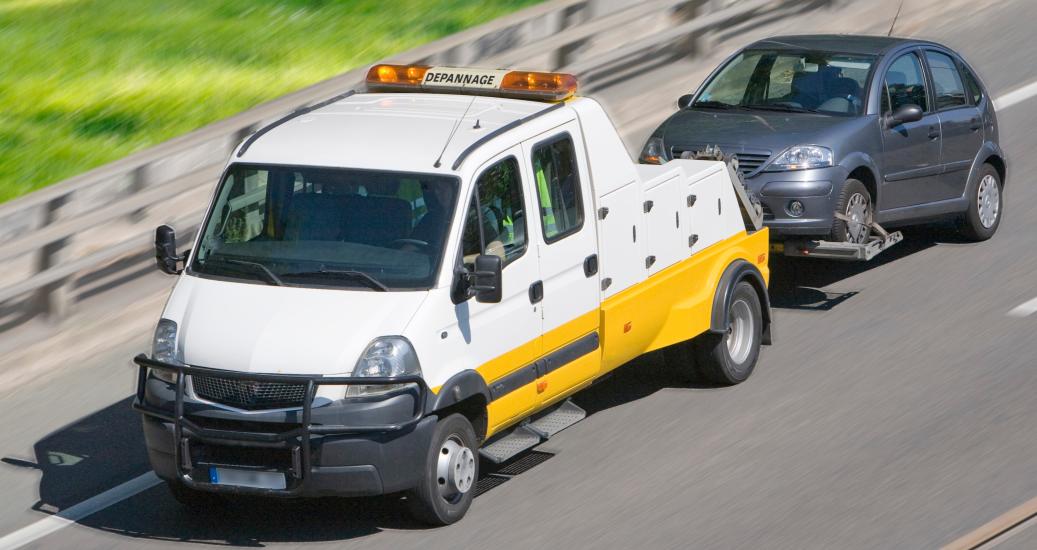 Dépanneur tractant une voiture
