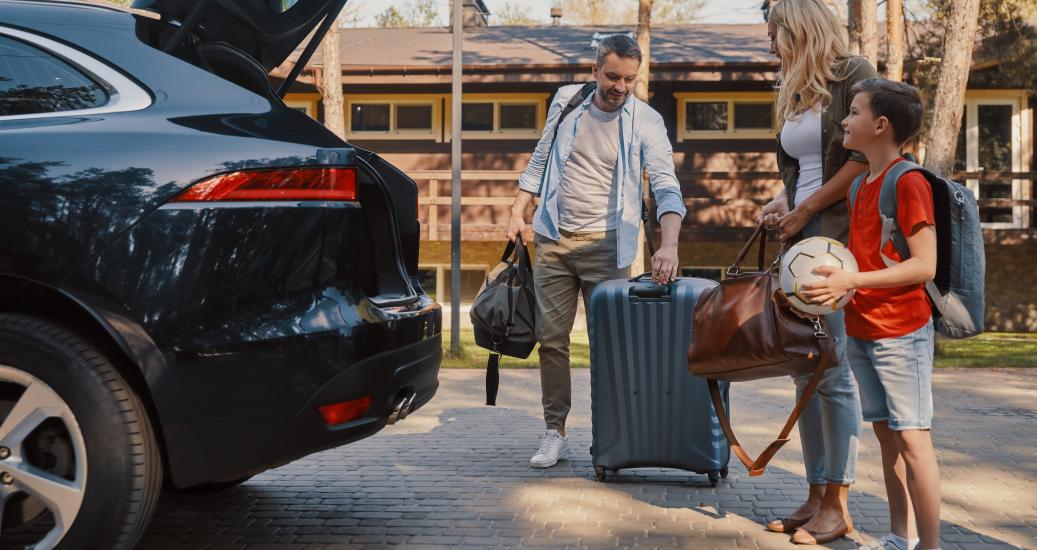 Famille qui vide le coffre de sa voiture