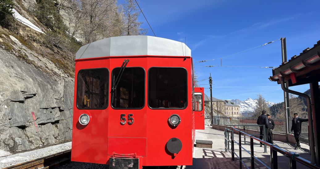 Le train du Montenvers permet de rejoindre la Mer de Glace depuis Chamonix