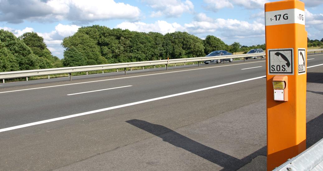 Borne SOS sur autoroute
