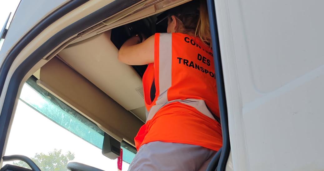 Agents de la dreal dans une poids-lourds