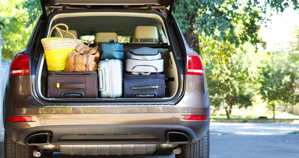 Coffre d'une voiture rempli de bagages