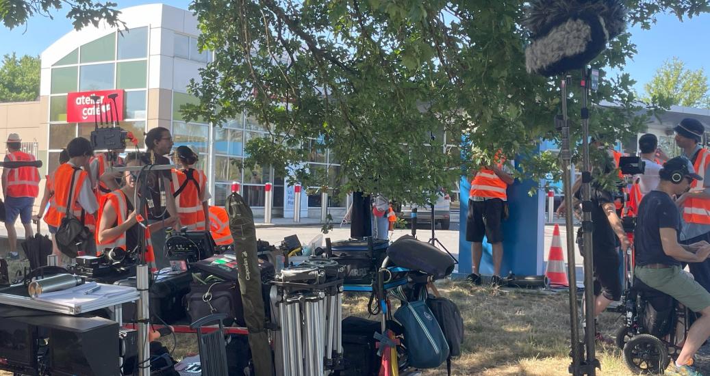 l'équipe de tournage sur l'aire d'autoroute 