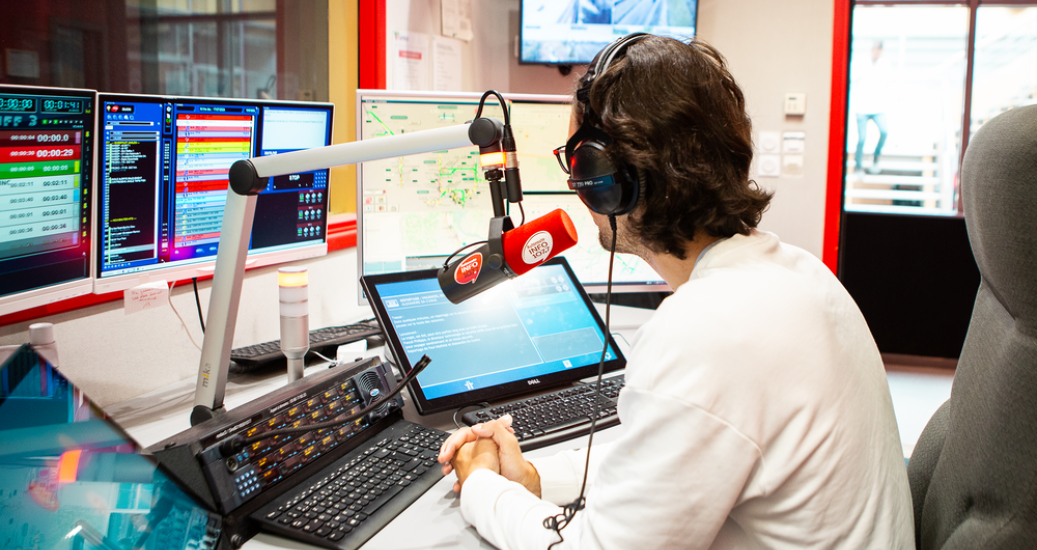 Journaliste en studio