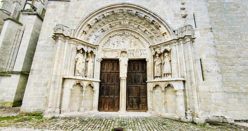 Tympan de l'église Saint Thibault en Côte-d'Or