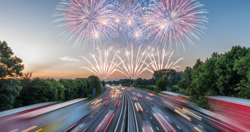 Autoroute surplombée par un feu d'artifice