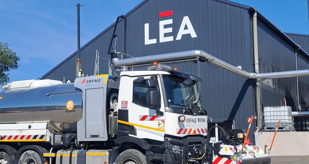Bâtiment LEA avec un camion Eiffage garé devant