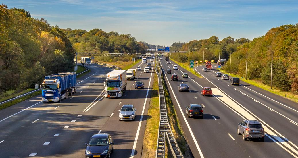 Trafic modéré sur autoroute au cœur d'un paysage boisé