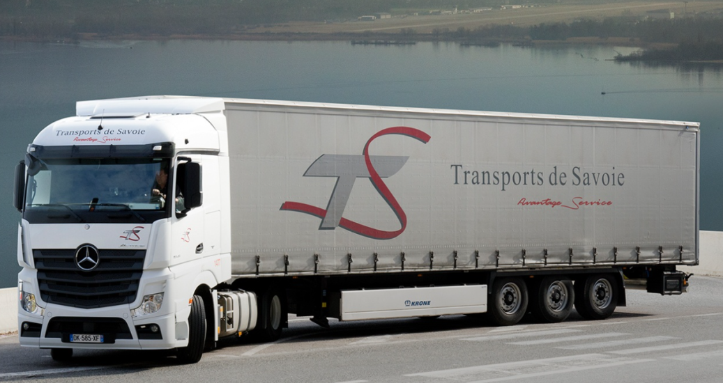 Un camion de Transport de Savoie / Groupe Coquelle garé sur le bord d'une route