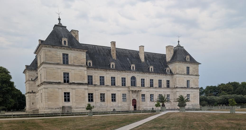 Le château d'Ancy le Franc, au milieu de la Bourgogne. 