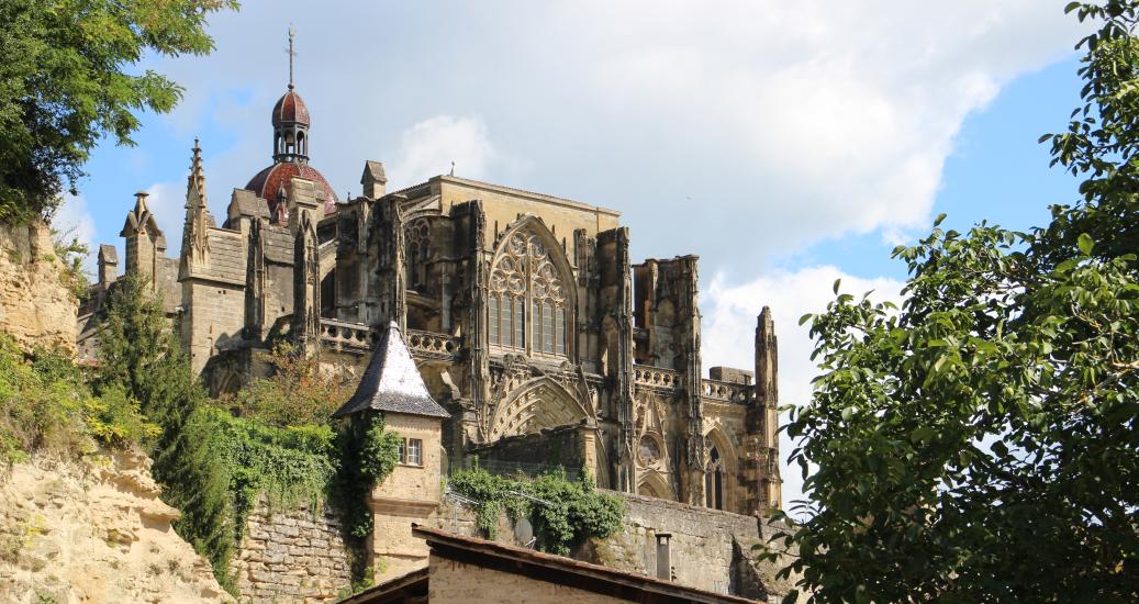Vue de l'abbaye depuis le bas du village