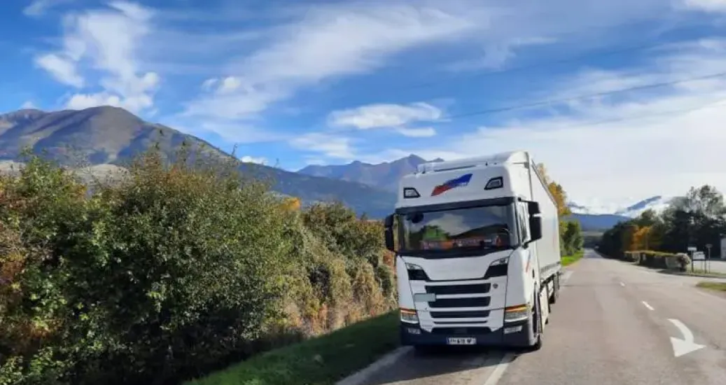 Tracteur routier et sa semie-remorque de Transports de Savoie / Groupe Coquelle garé sur le côté d'une route 