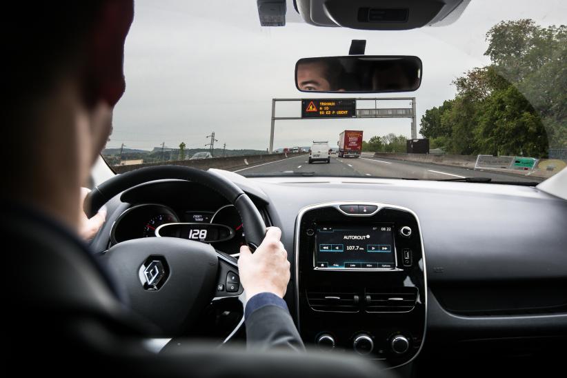 Voiture et autoradio sur autoroute