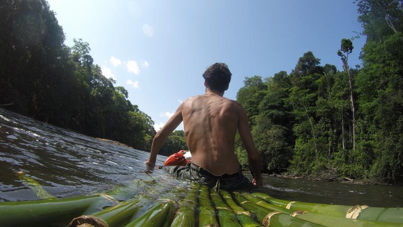 Eliott Schonfeld sur sa barque en Amazonie