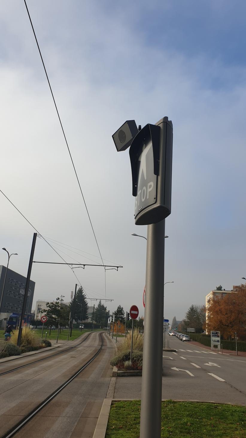 Le dispositif ultrason installé sur un feu piéton