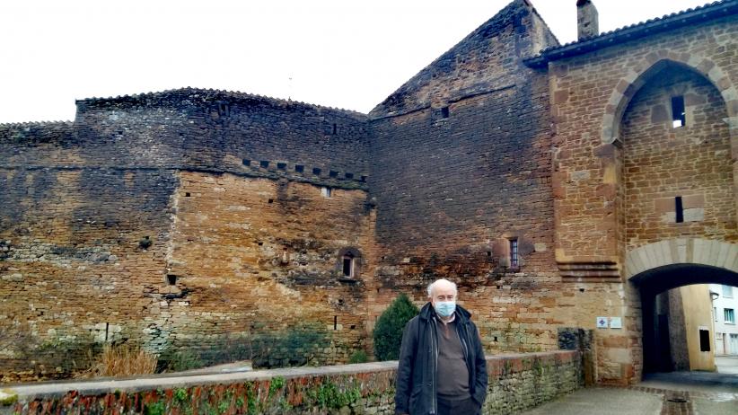 Gilles de Courtivron devant les remparts de Cuiseaux