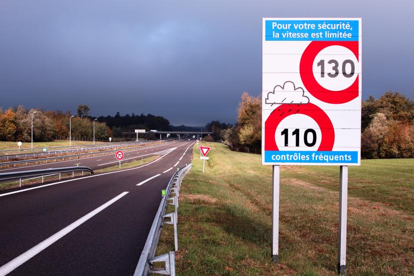 Panneau limitation de vitesse par temps de pluie