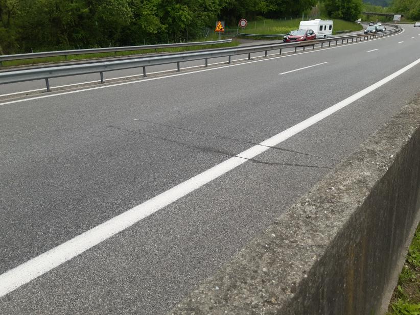 Une chaussée autoroutière où l'on devine la présence de capteur sous la chaussée.