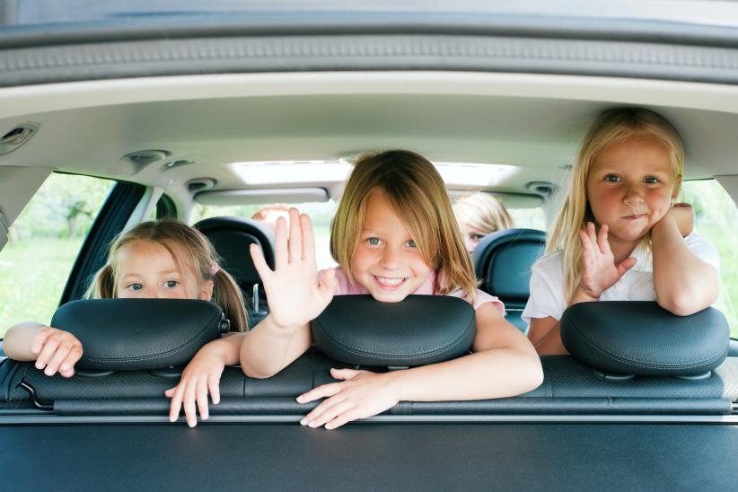 Famille sur la route des vacances