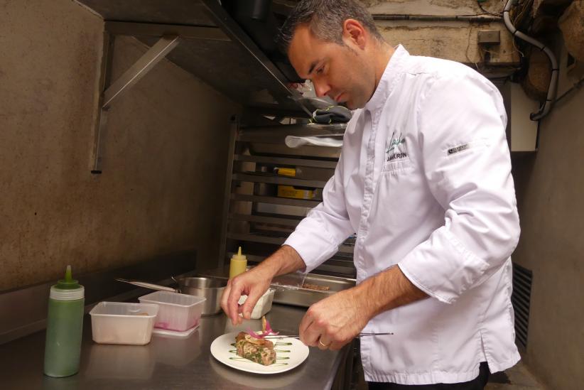 Le chef du restaurant l'Evidence à Dijon, Julien Burdin, dresse son jambon persillé revisité