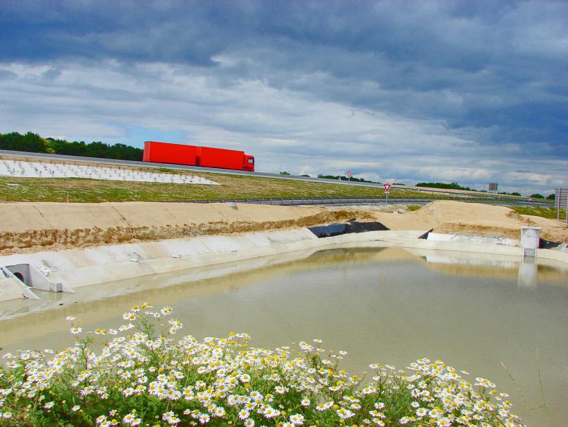 Bassin près de l'A714 (2011)