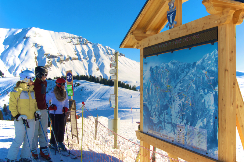 Des panneaux sur les pistes