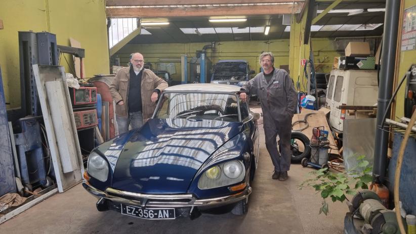 collectionneur et sa voiture sa Citroën DS