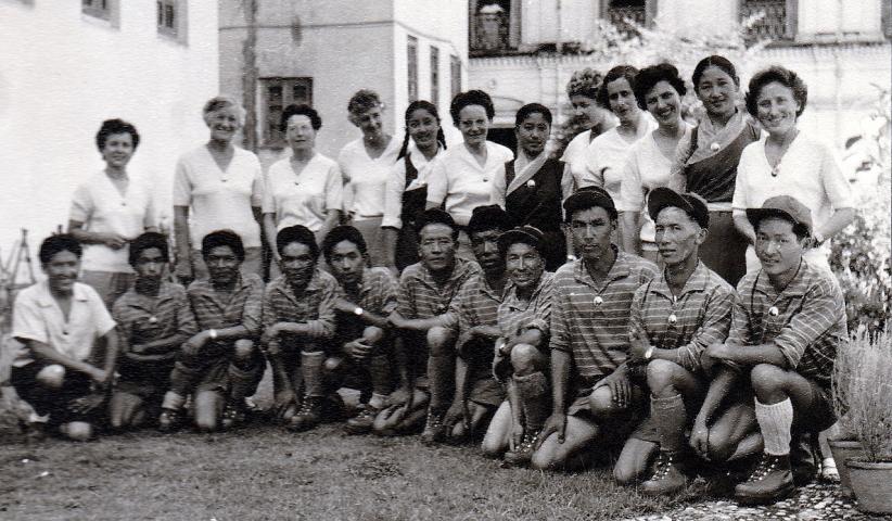 Photo de groupe avant le départ - Expédition féminine de 1959 au Népal