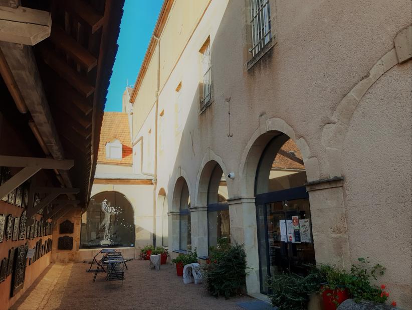 Semur-en-Auxois/cour Musée