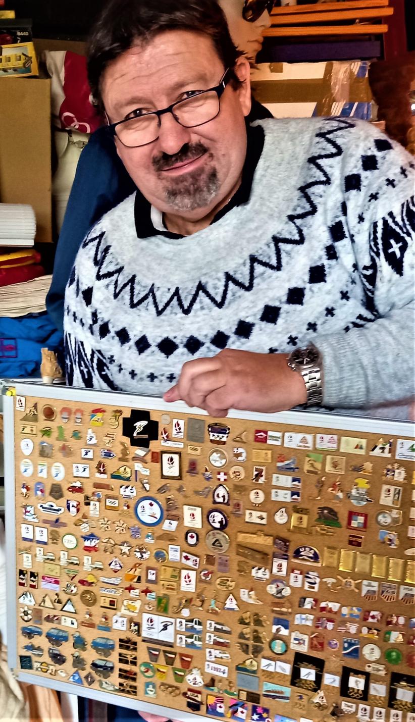 Frédéric Fialet avec sa collection de pin's