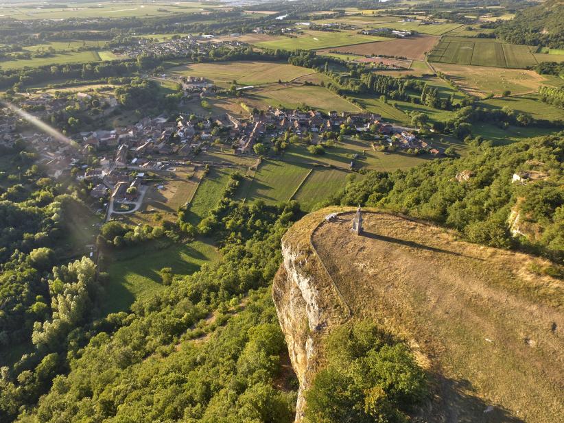 Larina et le village de Hières sur Amby 