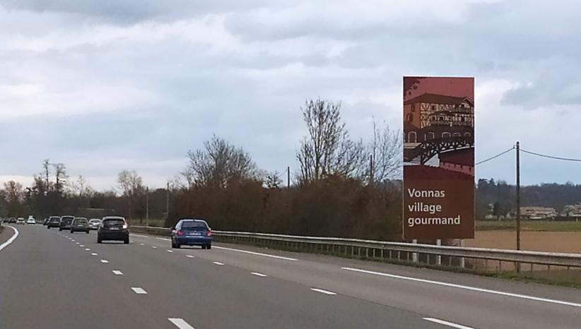 Panneau Vonnas village gourmand sur A6 