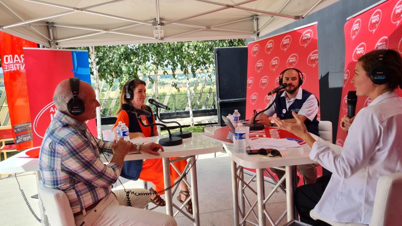 Maud Goldscheider, adjointe action culturelle en charge des expos, Bruno Isabellon, habitant du territoire, Michel et Hélène