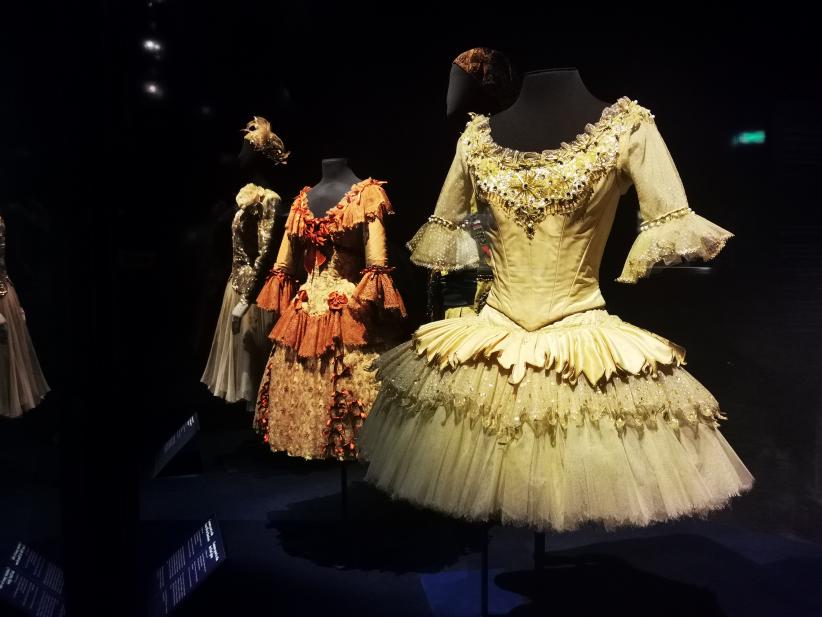 Costumes de danse classique féminins, selon les normes demandées par Rudolph Noureev 