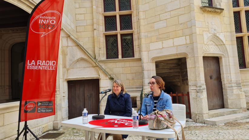 Gwenaelle DEVIILLE (à droite) Agent du monument & Élisabeth PORTET (à gauche) Chargée des collections à la Direction de la conservation des monuments 