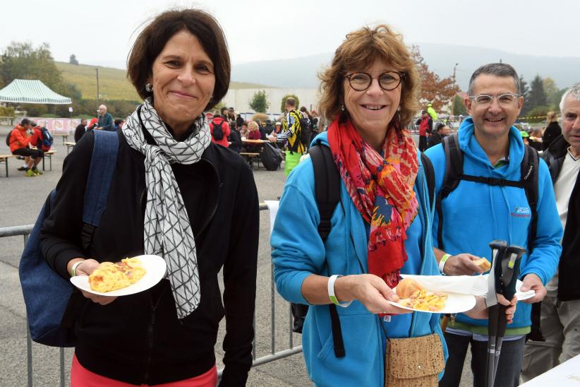 Les randonneurs se ravitaillent avec l'omelette signature.