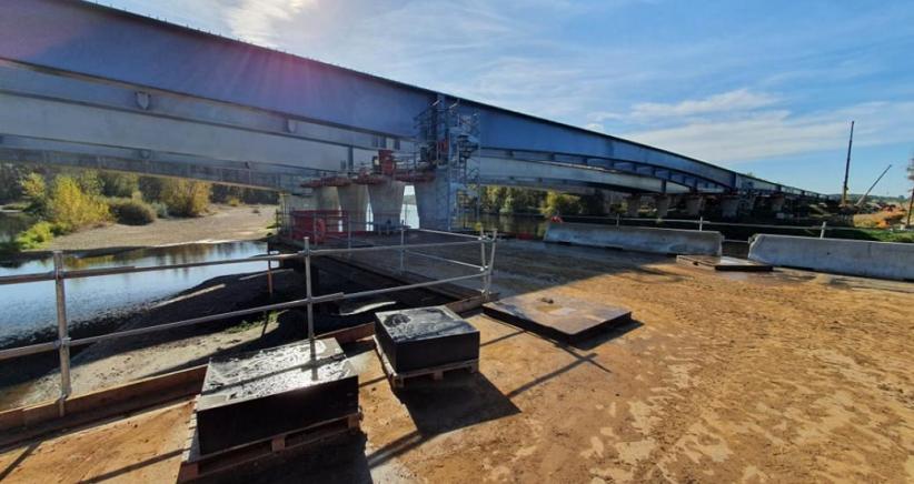 Viaduc en construction au-dessus de l'Allier