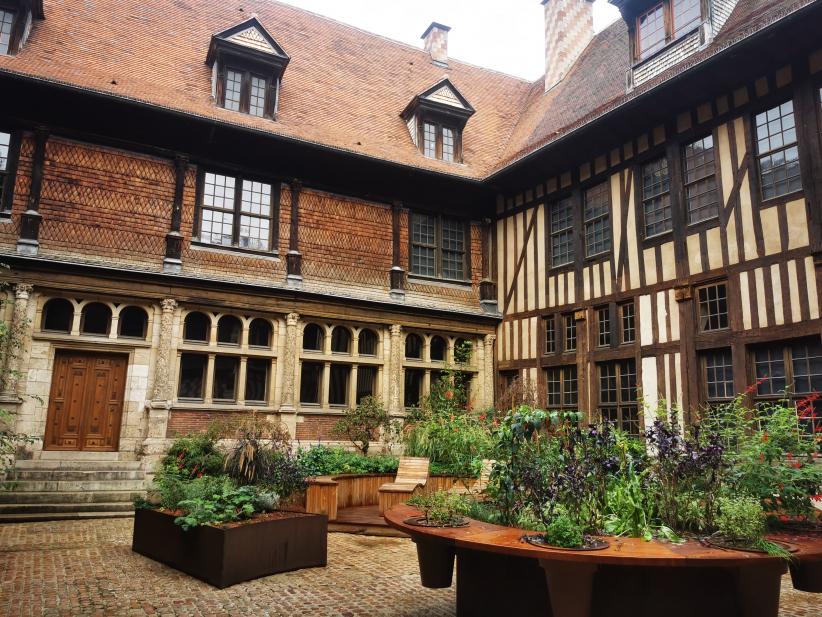 La cours intérieur du MOPO, son espace détente et son jardin partagé.