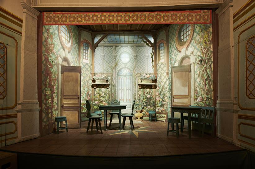 Maison de George Sand, rez-de-chaussée, scène du théâtre, décor et accessoires  (2).jpg