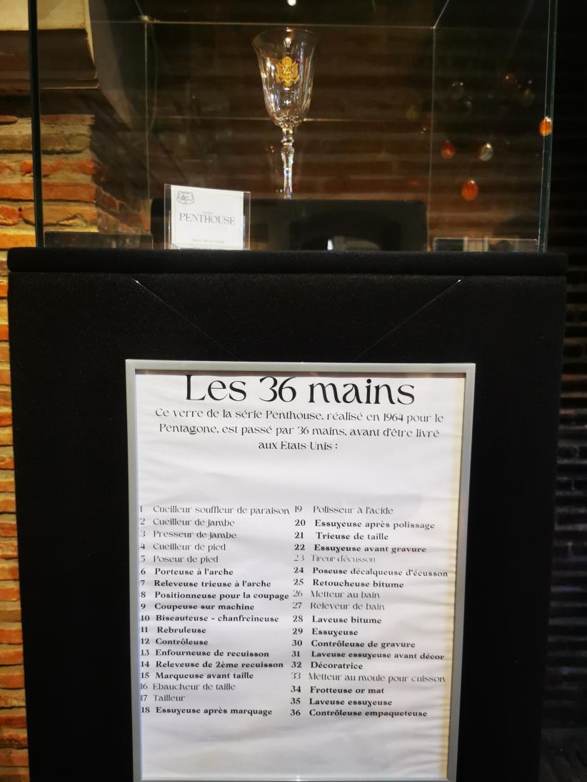 Un verre du service du Pentagone, et les 36 mains par lesquels il est passé avant sa livraison.