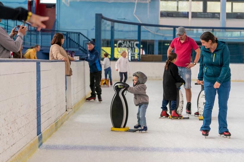 Des initiations au hockey et à la danse sur glace sont proposées