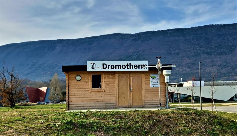Le chalet symbolise un futur logement chauffé par la route thermique