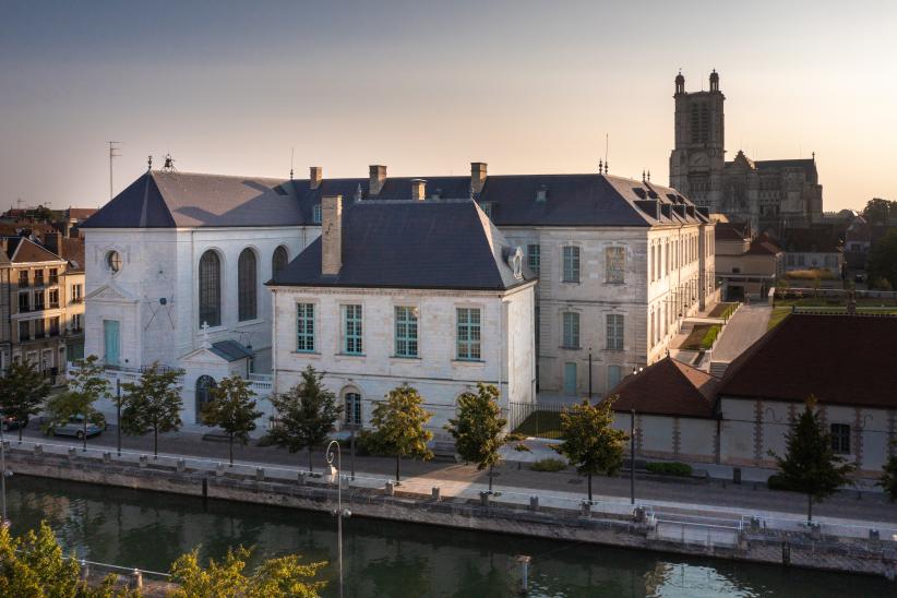 L'Hôtel-Dieu-le-Comte, écrin de la Cité du Vitrail 