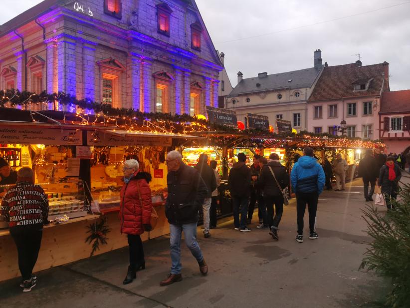 Les lumières de Noël de Montbéliard : le marché devant le temple saint Martin
