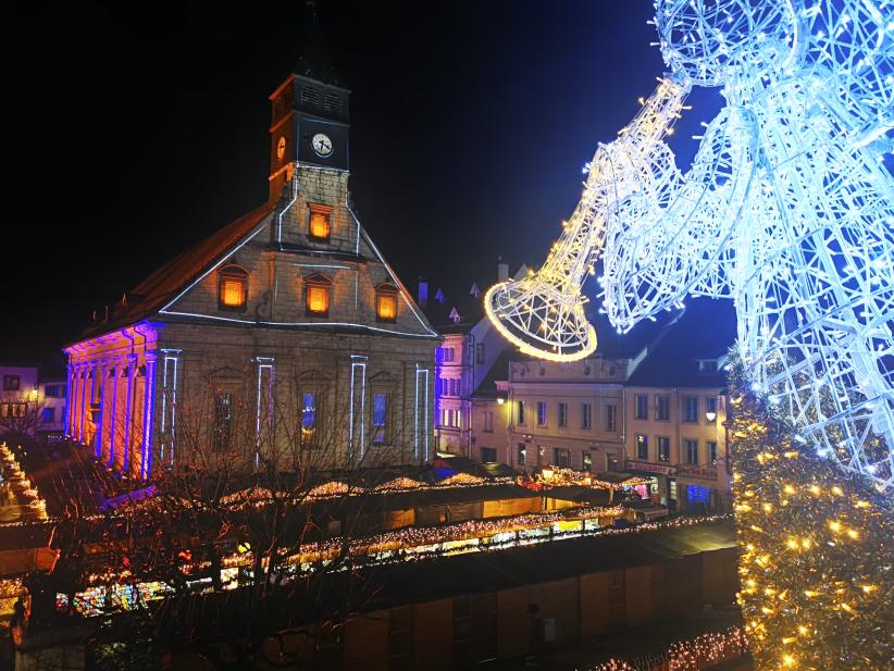 Vu du marché de Noël sur la place Saint Martin depuis le balcon de l'hôtel de ville